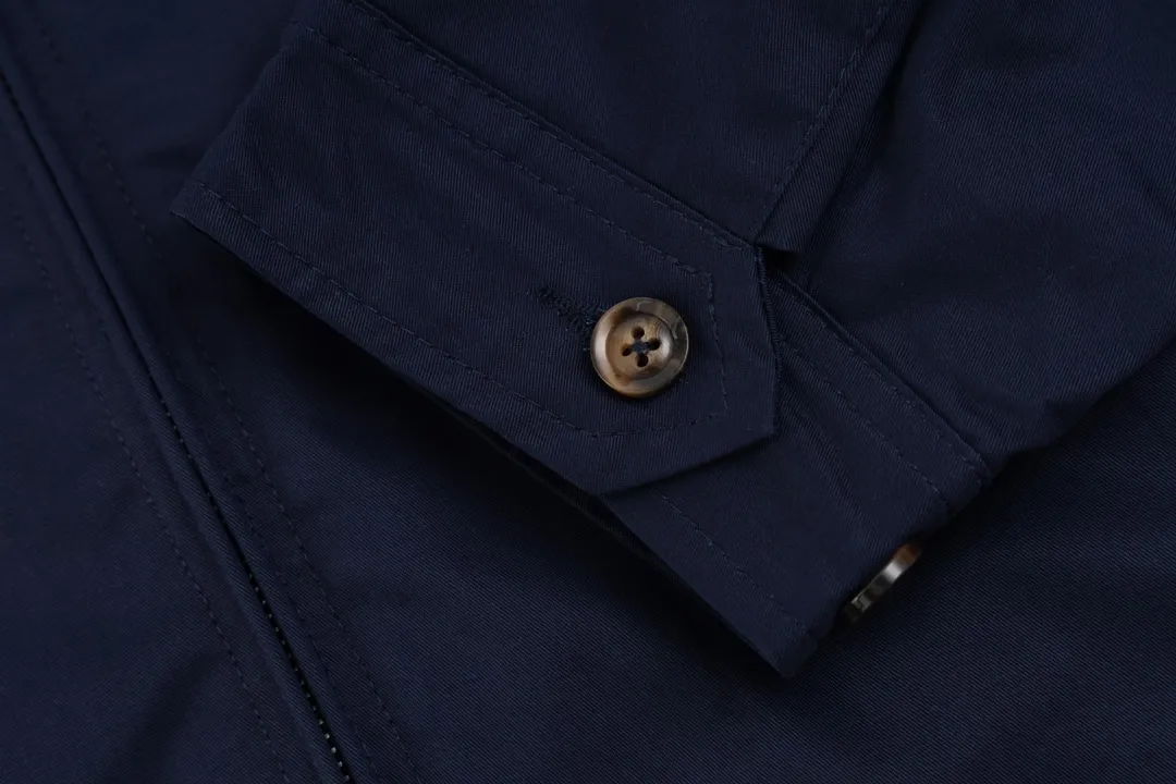 P306 💰Ralph Lauren/Ralph Lauren American vintage classic lapel old cadre retro jacket, thickened in autumn and winter, woolen lining, classic design, timeless classic, thick cotton fabric, showing a sense of vintage, collar and cuffs colorful plaid embellishment, looks good on both men and women, comfortable and comfortable, focuses on relaxed retro YYDS, one for each man and woman, an indispensable piece for autumn and winter, the hottest jacket at the moment The 100% cotton twill is thick and thick, and the pure cotton colorful plaid lining is distinguished by digital printing in the market. Exquisite embroidery. The Harrington jacket has a loose fit, is short and fat, and is super versatile. It is clean-fitting and is perfect for men and women!   Color: Khaki Navy Black Size: M/L/XL Item No.: 101579